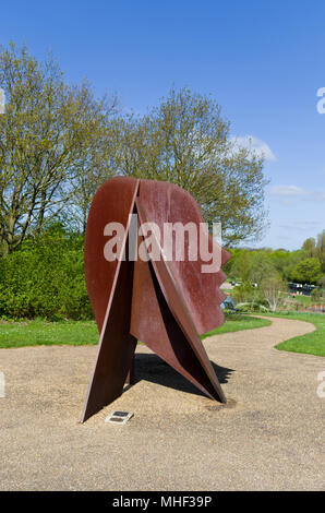 Kopf, eine Skulptur von dem Künstler Allen Jones, im Campbell Park, Milton Keynes, Großbritannien Stockfoto