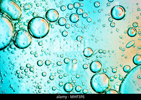 Makroaufnahmen von Luftblasen im Wasser. Zusammenfassung Hintergrund. Stockfoto