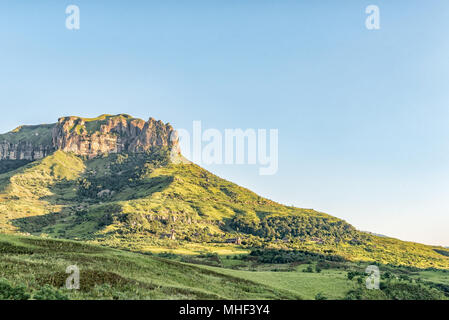 ROYAL NATAL NATIONAL PARK, SÜDAFRIKA - 15. MÄRZ 2018: Die Thendele Camp im Royal Natal National Park in Kwazulu-Natal liegt zwischen Bäumen eingebettet Stockfoto