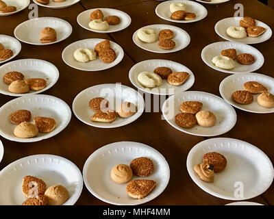 Vielzahl von Cookies in Kunststoff Platte an der Organisation. Dessert Konzept. Stockfoto