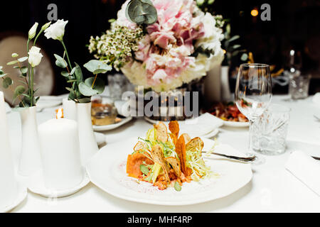 Tisch in einem Restaurant wunderschön serviert Stockfoto