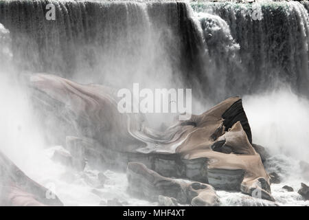 Farbe Landschaftsfotografie, Wasser aus dem American Falls, Niagara Falls, USA schlagen und Gestaltung Eis und Schnee auf den Felsen unten. Stockfoto