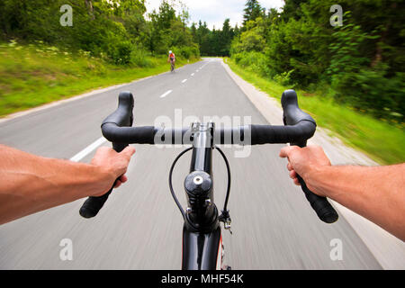 Rennradfahren Weitwinkel Geschwindigkeit Schießen in der Natur Stockfoto