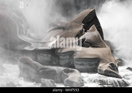 Farbe Landschaftsfotografie, Wasser aus dem American Falls, Niagara Falls, USA schlagen und Gestaltung Eis und Schnee auf den Felsen unten. Stockfoto