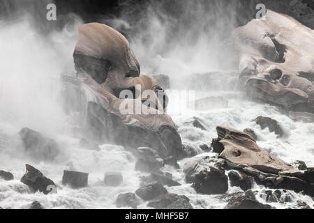 Farbe Landschaftsfotografie, Wasser aus dem American Falls, Niagara Falls, USA schlagen und Gestaltung Eis und Schnee auf den Felsen unten. Stockfoto