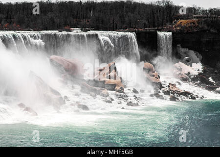 Farbe Landschaftsfotografie, Wasser aus dem American Falls, Niagara Falls, USA schlagen und Gestaltung Eis und Schnee auf den Felsen unten. Stockfoto