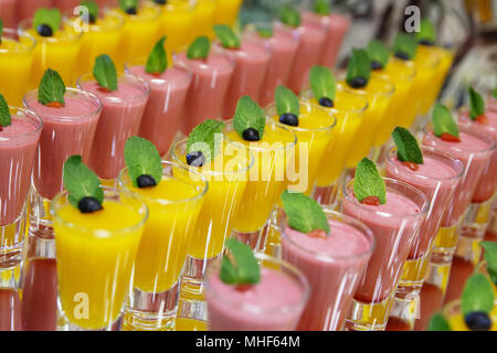 Catring farbigen Früchten mousse Dessert im Glas auf Spiegel backgroung Stockfoto