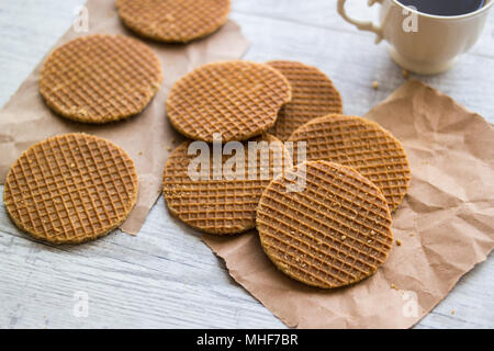 Stroopwafel ist eine Waffel aus zwei dünnen Schichten von gebackenen Teig mit einem - wie Sirup Karamell Füllung in der Mitte. Stockfoto