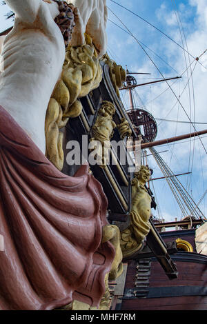 Gold Statuen auf der Pirate sail Ship detail Stockfoto