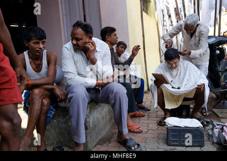 Straße Friseur. Dharavi in Mumbai. Indien. Dharavi ist ein Ort in Mumbai, Maharashtra, Indien. Der Slum ist zweitgrößter Slum in dem Kontinent Asien und der drittgrößte Slum in der Welt, mit einer Fläche von knapp über 2,1 Quadratkilometern. Bevölkerung von etwa 700.000 Foto von Mike Abrahams Stockfoto