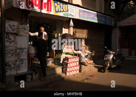 Einkaufsstraße in den überfüllten Straßen in der Altstadt von Ahmedabad, Indien Stockfoto