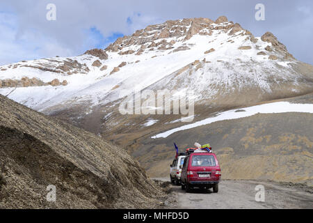 Die Fahrzeuge fahren über die wunderschöne Bergstraße in ladakh, Jammu und Kaschmir, Indien Stockfoto