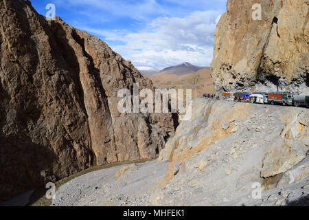 Blick auf den Himalaya und die Fahrzeuge fahren durch den schmalen Pfad des Berges in leh ladakh Himachal Pradesh Kaschmir Indien Stockfoto