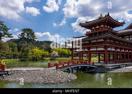 Schöne Sicht auf die Byodo-In Tempel in Uji, Kyoto, Japan und die Access Bridge Stockfoto