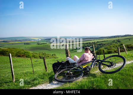 Zwei jungen Erwachsenen Entspannung nach Radfahren bis Ditchling Beacon in East Sussex, England Stockfoto