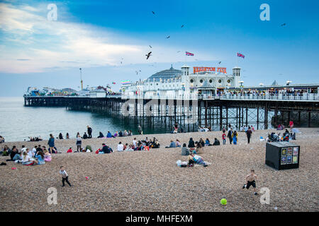 In der Nähe von hellen Lichter an Brighton Pier in East Sussex, England Stockfoto