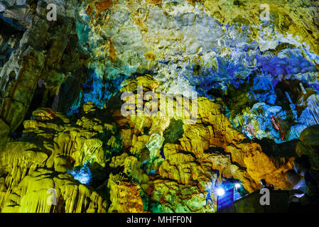 Bunte innerhalb von Hang Sung Sot Höhle Weltkulturerbe in der Halong Bay, Vietnam Stockfoto