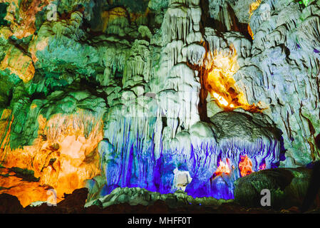 Bunte innerhalb von Hang Sung Sot Höhle Weltkulturerbe in der Halong Bay, Vietnam Stockfoto