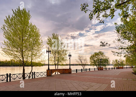 Blick auf den Weg entlang dem Fluss Dnepr in der natalka Teil von Kiew, Ukraine, während eine trübe Frühling Sonnenaufgang Stockfoto