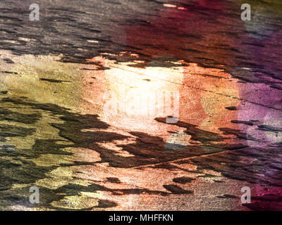 Abstrakte Wirkung. Detail Ansicht in ein Ice auf tiefe Kratzer und Risse. Cut Scholle gegen den Abendhimmel und Suchscheinwerfer. Stockfoto