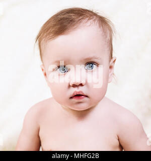 Süße kleine Baby in die Kamera schaut. Stockfoto