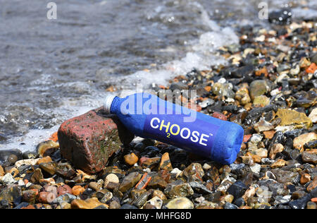 Eine der Flasche erfunden von James Longcroft, dass beim Eintauchen in Wasser löst sich vollständig, und kann helfen, den Anstieg der Kunststoffabfälle, die Verschmutzung der Meere der Welt zu stoppen. Stockfoto