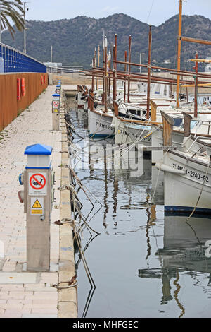 Traditionelle Fischerboote im Hafen von Cala Bona, Mallorca Stockfoto