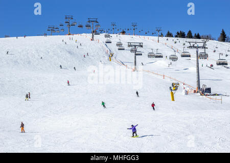 Menschen Skifahren auf dem Hügel mit Skilift Stockfoto