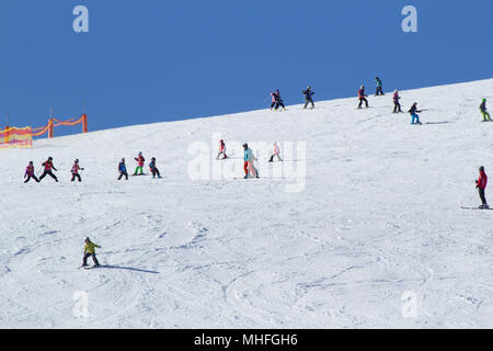 Die Leute im Winter Skifahren Stockfoto