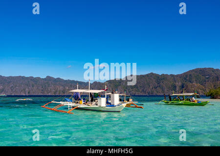 Coron Palawan Philippinen April 13, 2018 Traditionelle outrigger Touristische boote bei CYC Strand Stockfoto