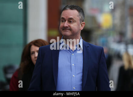 Gay Bürgerrechtler Gareth Lee im Royal Courts of Justice in Belfast, wo das Oberste Gericht prüft Fragen zu Gay der Ashers Baking Company 'Kuchen' Fall ankommt. Bild Datum: Dienstag, 1. Mai 2018. Siehe PA Geschichte ULSTER Kuchen. Photo Credit: Brian Gesetzlosen/PA-Kabel Stockfoto