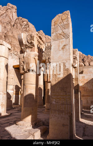 Teil der Totentempel der Hatschepsut (Dayr el-Bahari oder Dayr el-Bahri), Teil der thebanischen Nekropole. Stockfoto