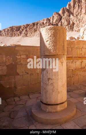 Teil der Totentempel der Hatschepsut (Dayr el-Bahari oder Dayr el-Bahri), westlichen Ufer des Nils. Stockfoto