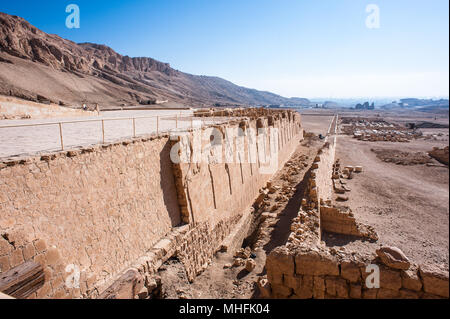 Teil der Totentempel der Hatschepsut (Dayr el-Bahari oder Dayr el-Bahri), westlichen Ufer des Nils. Stockfoto