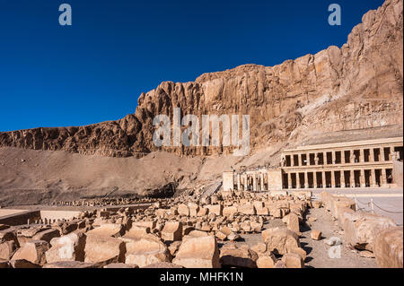 Teil der Totentempel der Hatschepsut (Dayr el-Bahari oder Dayr el-Bahri), westlichen Ufer des Nils. Stockfoto