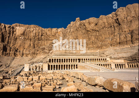 Teil der Totentempel der Hatschepsut (Dayr el-Bahari oder Dayr el-Bahri), westlichen Ufer des Nils. Stockfoto