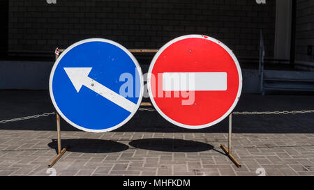 Runde rote Schild auf metallpfosten. Keinen Eintrag Straße-Zeichen mit Rechts oder Links anmelden Stockfoto