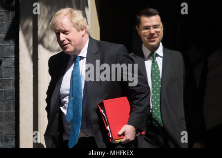 Außenminister Boris Johnson (links) und Gehäuse und Gemeinschaften Staatssekretär James Brokenshire verlassen Downing Street, London, nach einer Kabinettssitzung. Stockfoto