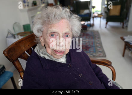 Konservative Partei Kandidat Florenz Kirkby, 96, an ihrem Haus in Newcastle upon Tyne. Frau Kirkby ist eine der ältesten Kandidaten für die bevorstehenden Kommunalwahlen. Stockfoto