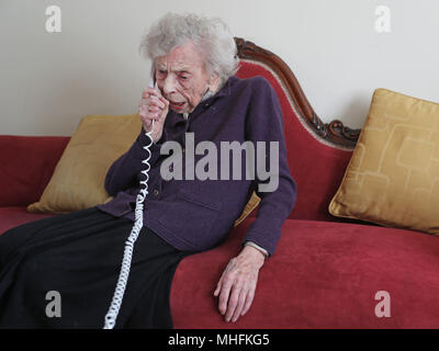 Konservative Partei Kandidat Florenz Kirkby, 96, an ihrem Haus in Newcastle upon Tyne. Frau Kirkby ist eine der ältesten Kandidaten für die bevorstehenden Kommunalwahlen. Stockfoto