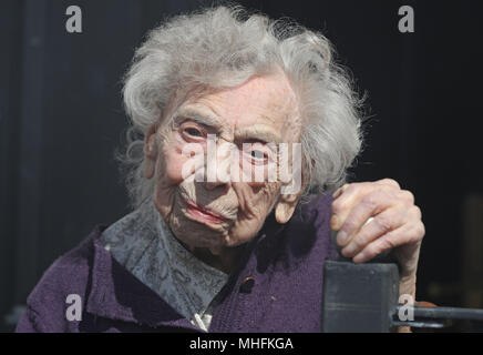 Konservative Partei Kandidat Florenz Kirkby, 96, an ihrem Haus in Newcastle upon Tyne. Frau Kirkby ist eine der ältesten Kandidaten für die bevorstehenden Kommunalwahlen. Stockfoto