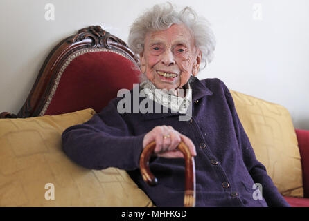 Konservative Partei Kandidat Florenz Kirkby, 96, an ihrem Haus in Newcastle upon Tyne. Frau Kirkby ist eine der ältesten Kandidaten für die bevorstehenden Kommunalwahlen. Stockfoto