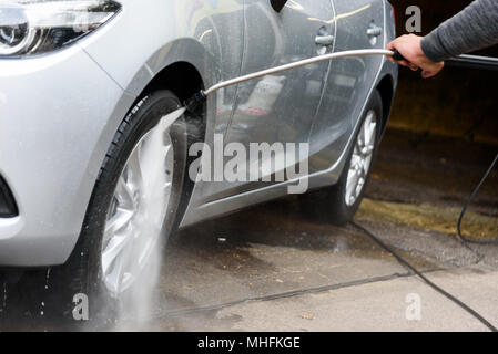 Hand Car Wash center Reinigung Auto Rad unter hohem Druck Wasser im Freien Stockfoto