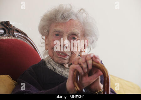 Konservative Partei Kandidat Florenz Kirkby, 96, an ihrem Haus in Newcastle upon Tyne. Frau Kirkby ist eine der ältesten Kandidaten für die bevorstehenden Kommunalwahlen. Stockfoto