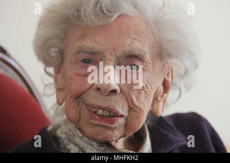 Konservative Partei Kandidat Florenz Kirkby, 96, an ihrem Haus in Newcastle upon Tyne. Frau Kirkby ist eine der ältesten Kandidaten für die bevorstehenden Kommunalwahlen. Stockfoto