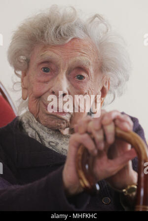 Konservative Partei Kandidat Florenz Kirkby, 96, an ihrem Haus in Newcastle upon Tyne. Frau Kirkby ist eine der ältesten Kandidaten für die bevorstehenden Kommunalwahlen. Stockfoto