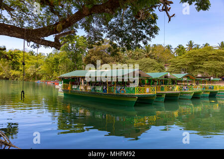 Bohol, Philippinen, 19. April 2018 schwimmenden Restaurants am Fluss am Loboc Stockfoto