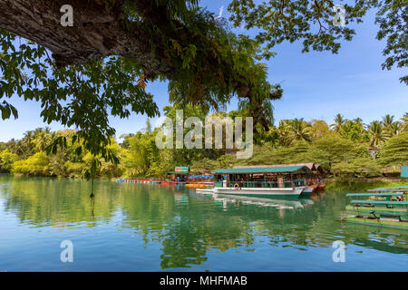 Bohol, Philippinen, 19. April 2018 schwimmenden Restaurants am Fluss am Loboc Stockfoto