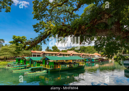 Bohol, Philippinen, 19. April 2018 schwimmenden Restaurants am Fluss am Loboc Stockfoto