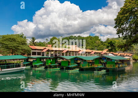 Bohol, Philippinen, 19. April 2018 schwimmenden Restaurants am Fluss am Loboc Stockfoto